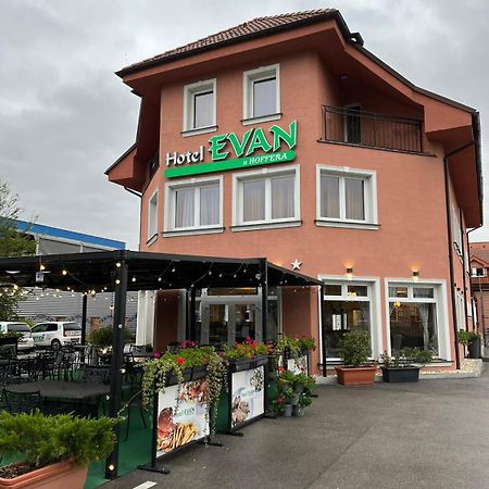 Hotel Evan U Hoffera Topolcany Exterior foto