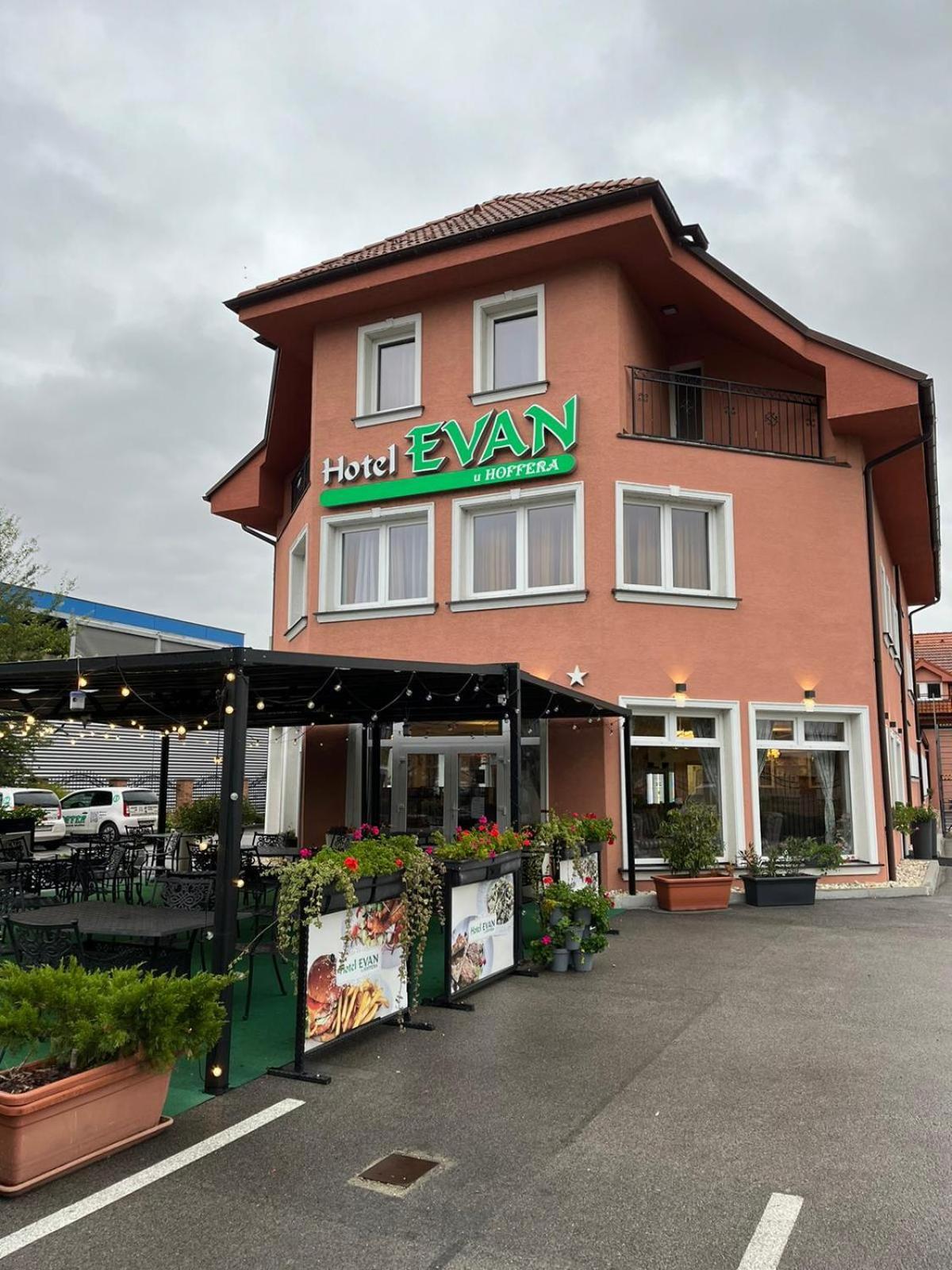 Hotel Evan U Hoffera Topolcany Exterior foto