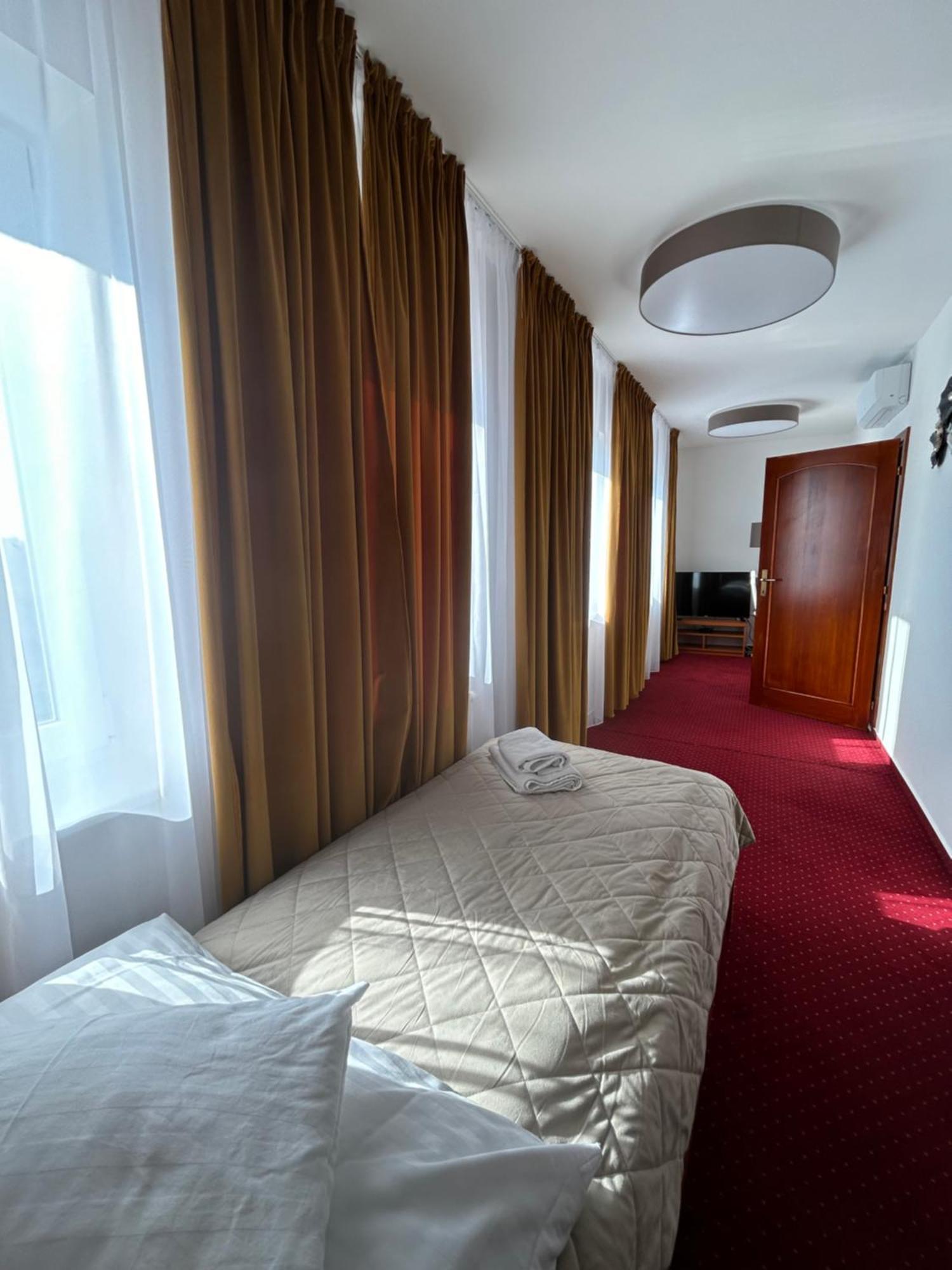 Hotel Evan U Hoffera Topolcany Exterior foto
